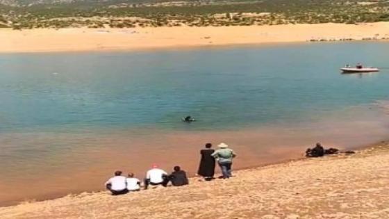 في مشهد محزن…أسرة شاب غريق تنتظر أمام بحيرة بين الويدان منذ 10 أيام لانتشال الجثة