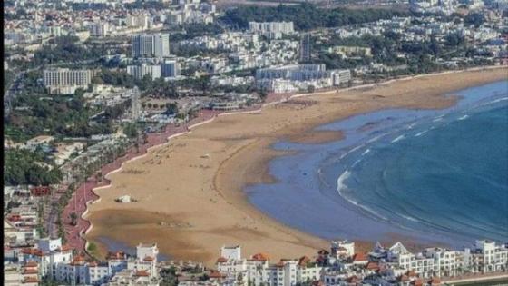 شواطئ أكادير بين الاستمتاع بالعطلة الصيفية والتقيد بإجراءات الوقاية من كورونا