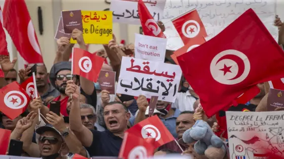 غليان المظاهرات المؤيدة و المعارضة للرئيس سعيد بتونس