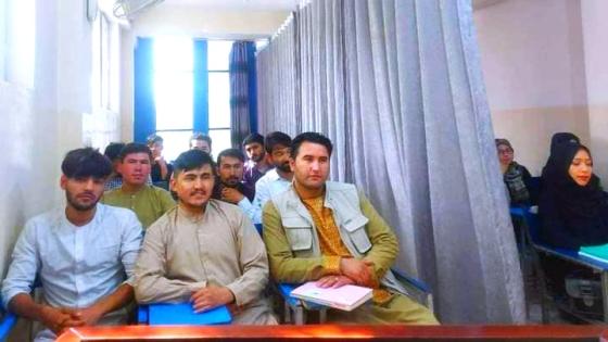 طالبان تفرض وضع ستار حاجز بين الإناث والذكور في الجامعات الأفغانية (صورة)