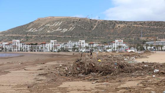 جماعة أكادير تنظم حملة نظافة واسعة لشاطئ المدينة