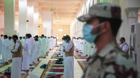السعودية.. السديس يؤكد أن تلقي لقاح كورونا في نهار رمضان لا يفطر الصائم