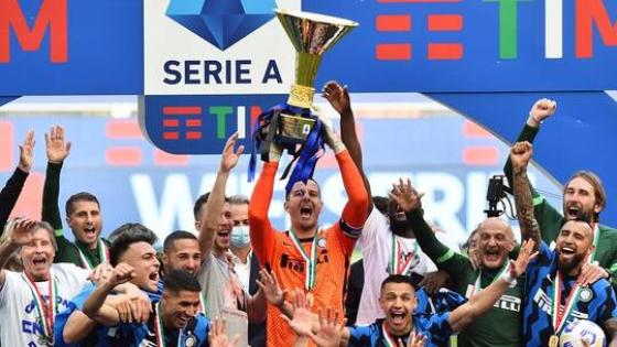 إنتر ميلان يرفع كأس الدوري الإيطالي للمرة الـ19 في تاريخه بعد خماسية في شباك أودينيزي