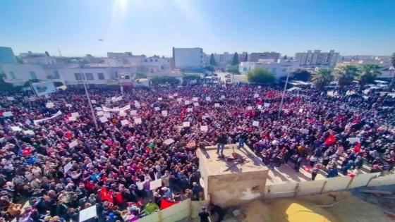 الآلاف يتظاهرون قرب البرلمان التونسي احتجاجا على “انقلاب” الرئيس سعيّد