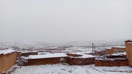 شاهد بالصور…الثلوج تغطي منطقة إبركاك بإقليم طاطا