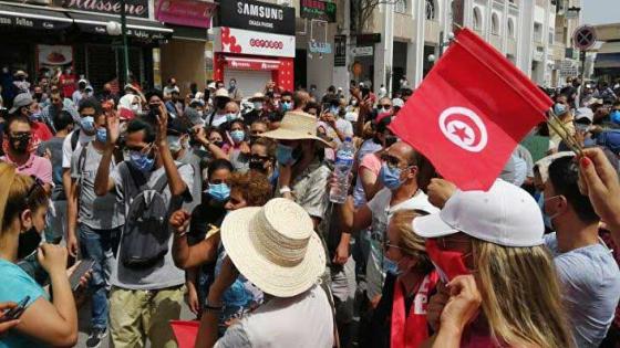 احتجاجات بتونس تطالب بإسقاط منظومة الحكم ومحاسبة الغنوشي