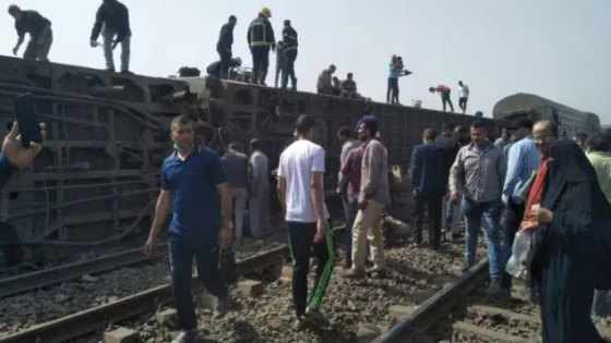 مصرع 8 أشخاص وإصابة 97 آخرين في حادث خروج قطار عن القضبان