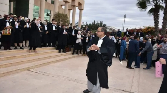 أكادير : المحامون يخوضون إحتجاج ضد فرض جواز التلقيح وسط حضور أمني