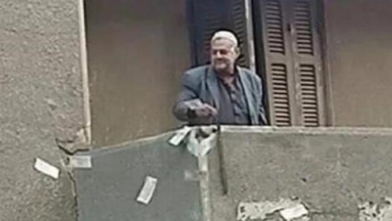 مواطن يلقي أموالا على المواطنين من شرفته في رمضان (فيديو)