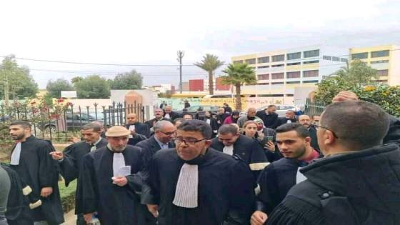 وقفة احتجاجية لنساء و رجال البدلة السوداء أمام المحكمة الابتدائية بسيدي بنور 