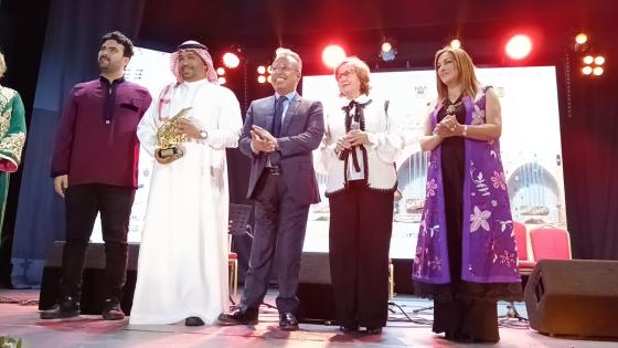 تتويج الفنان والعازف السعودي عبادي الجوهر بجائزة زرياب للمهارات بمهرجان تطوان الدولي للعود