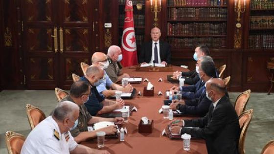 رئيس تونس يعفي رئيس الحكومة ويجمد البرلمان ويجرد النواب من الحصانة