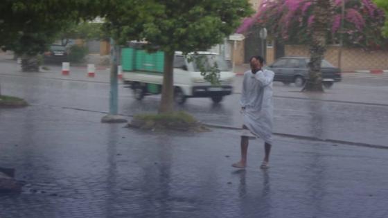 تساقطـات مطرية غزيرة بأكادير ومواطنون يدعون لمواجهة ندرة الماء بترشيد استغلاله