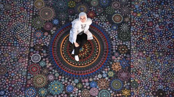 فنانة سورية تستعرض انجازاً قياسياً من 4 آلاف دائرة ماندالا