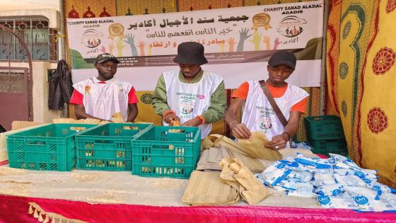 جمعية سند الأجيال أكادير تشرك شباب أفارقة في عملية إعداد وتوزيع 1000 وجبة إفطار يوميا