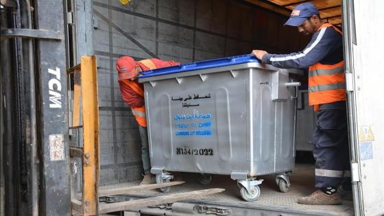جماعة ايت ملول تباشر توزيع الحاويات الجديدة وتستثمر ميزانية مهمة في تأهيل قطاع النظافة بالمدينة