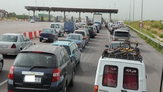 ازدحام مروري بالطرق السيارة بالمغرب قبل بدء تنفيذ إجراءات منع التنقل بين المدن