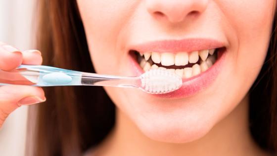 “لا تنظف أسنانك مباشرة بعد الأكل”.. طبيبة تشارك المخاطر الصحية الخفية!