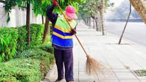 رغم طرده من عمله .. عامل نظافة “معاق” يواصل تنظيف شوارع الدشيرة