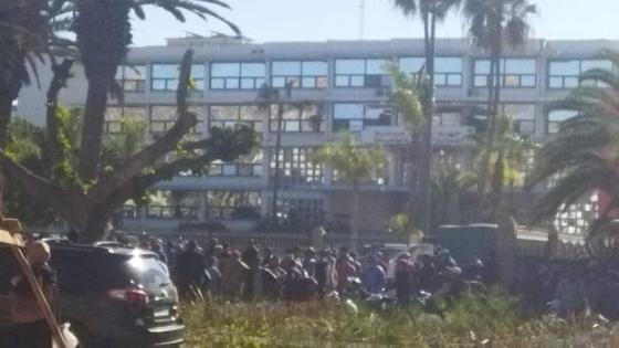 أكادير: العشرات من عمال إحدى شركات البناء يحتجون أمام مقر الولاية