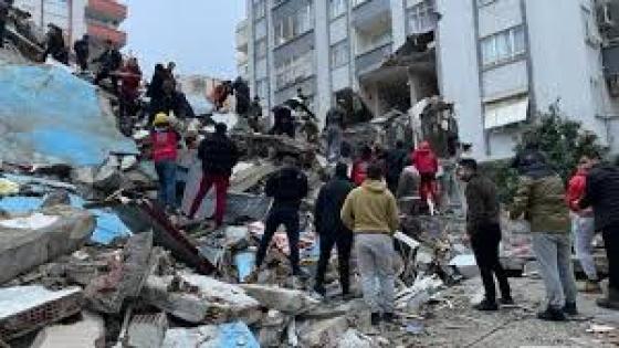 زلزال هائل يدمر مبان في تركيا و يخلف عددا كبيرا من القتلى
