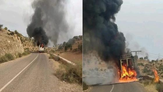 حريق يلتهم شاحنة محملة بمواد البناء