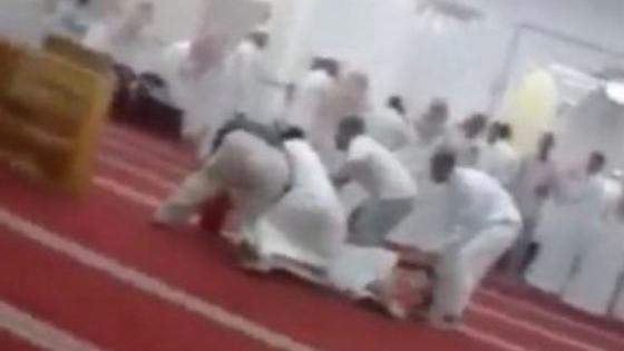 سعودي يطعن مؤذناً وأحد المصلين داخل مسجد حتى الموت